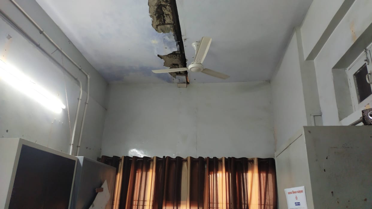 Office ceiling plaster fell in civil hospital, major accident averted