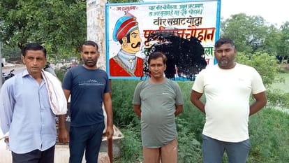 गांव शिवाला खुर्द में पृथ्वीराज चौहान लिखे बोर्ड पर पोती गई कालिख