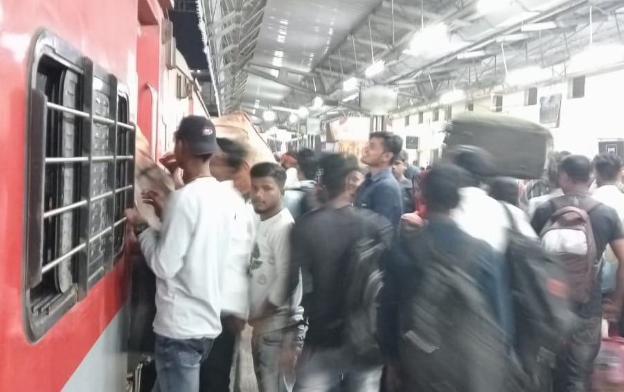 Summer vacation... Reservation in train full, forced to travel after being pushed
