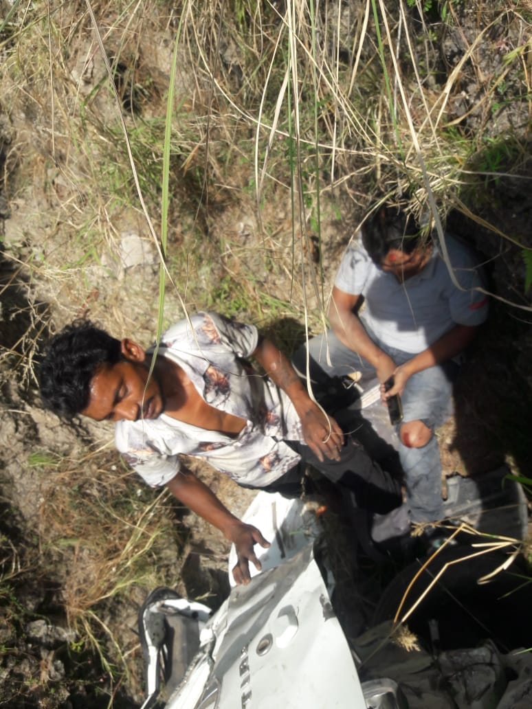 Tourists' car fell into a gorge, one died