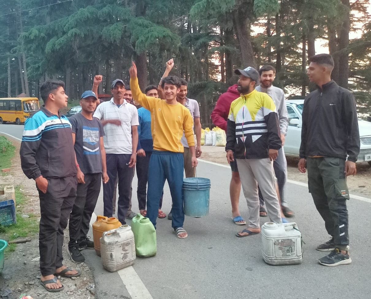 Demonstration of villagers troubled by drinking water shortage with empty utensils