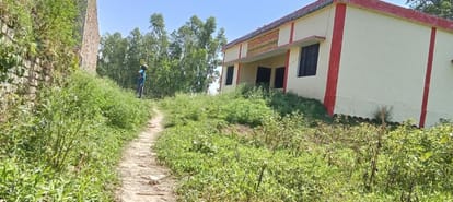 There is no way to go, made a panchayat house worth lakhs