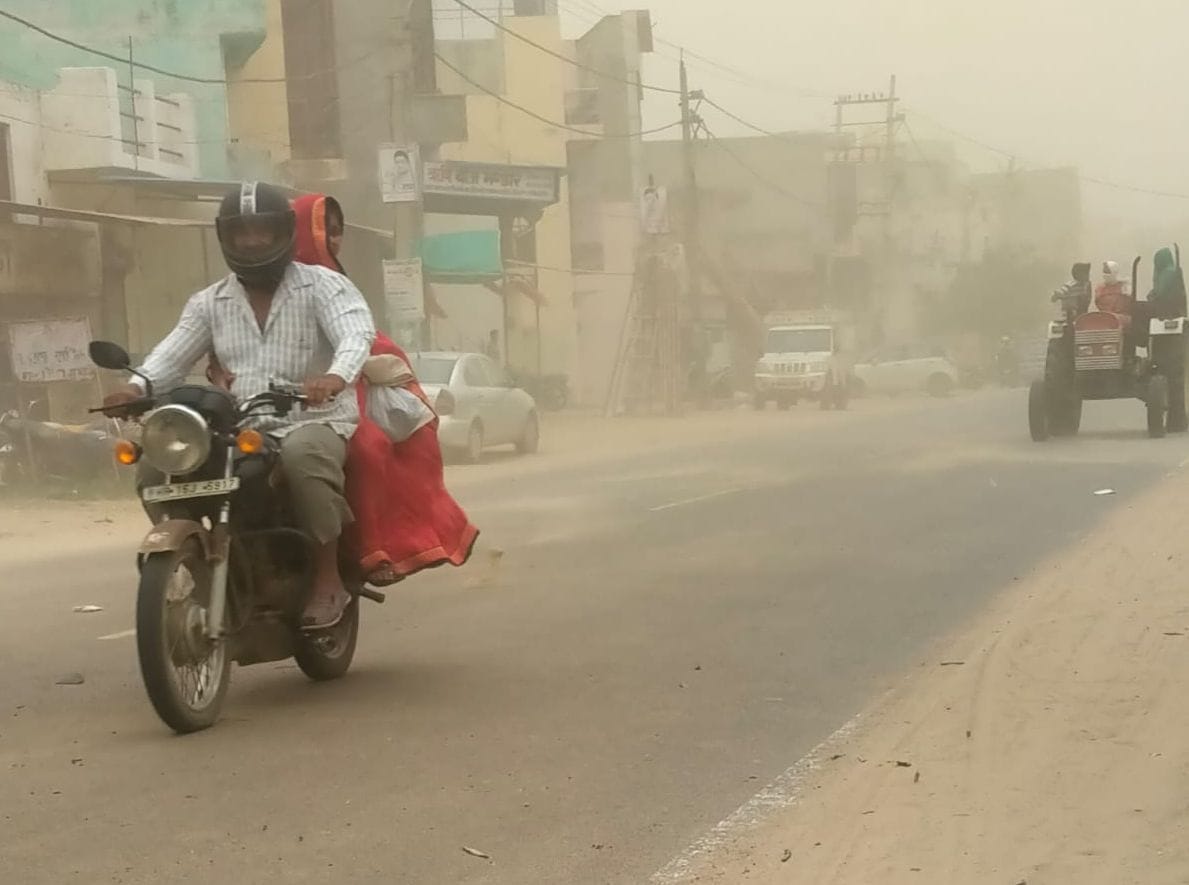 Earth warmed up to 37.8 degrees in the afternoon, dust particles in the air in the evening due to dusty storm