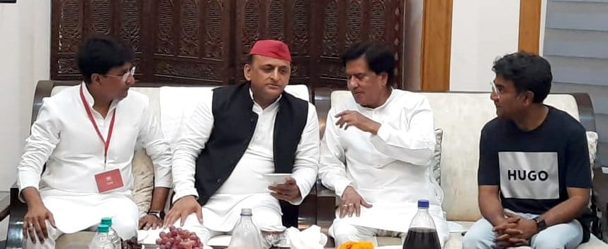 Akhilesh reached the house of party officials amidst a flurry of resignations