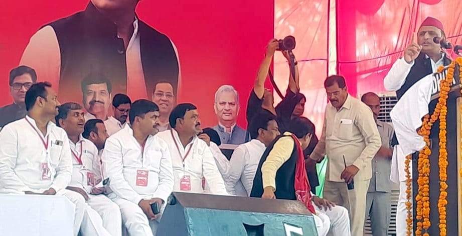 Akhilesh engaged in helping Dalits and Backwards, took out Lok Jagran Yatra
