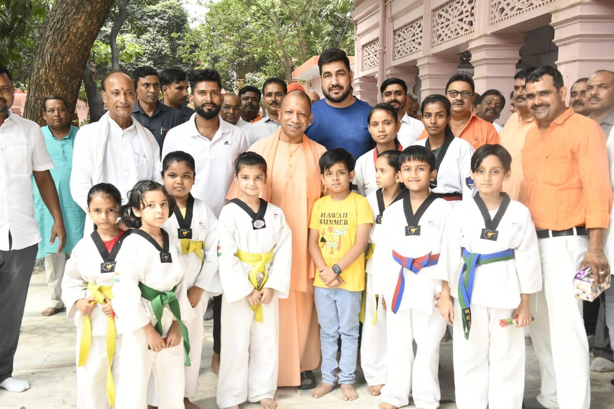 Offering roses to CM Yogi, the little warrior said, Happy Birthday Maharaj ji
