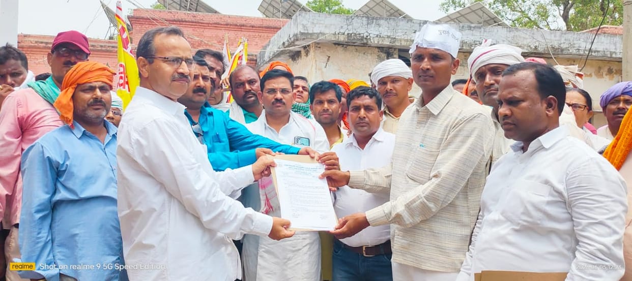 The sanitation workers protested and handed over the memorandum to the SDM