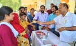 बलरामपुर के सीएचसी जोकहिया में बच्चे को ओआरएस का पैकेट देते सीएमएस डॉ. सुशील कुमार व अन्य।