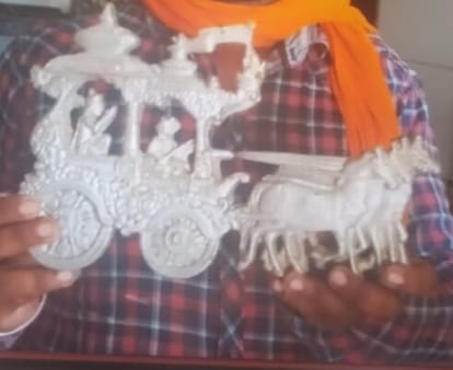 The chariot found in the field of village Kadherchaura is in discussion