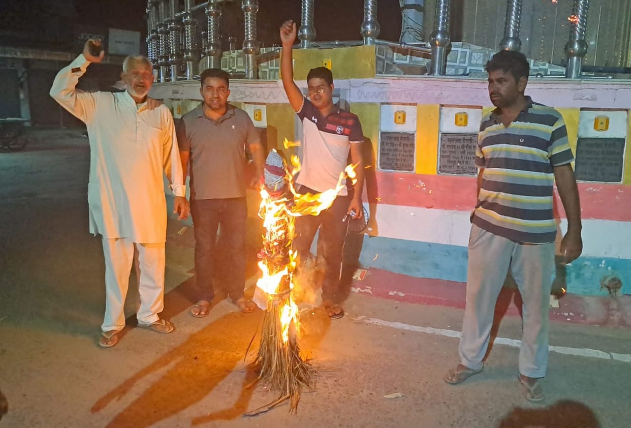 Organizations enraged by lathi charge on farmers, burnt effigy of government