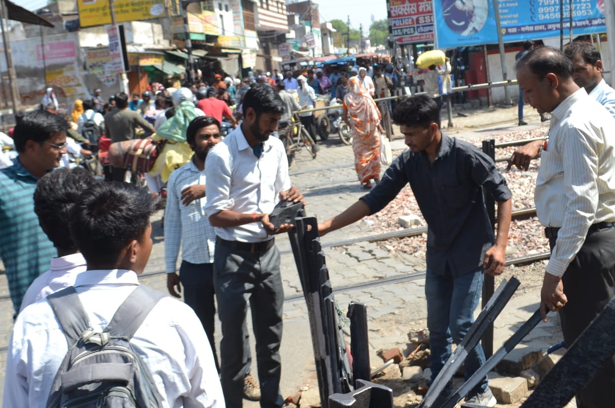The gate of Talab railway crossing was damaged, the city was suffering from jam for one hour