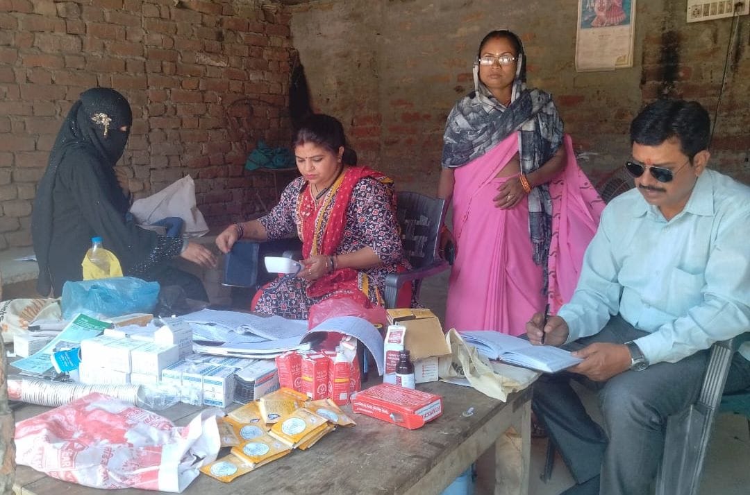 Vaccination of 10 pregnant women and 25 children in the camp