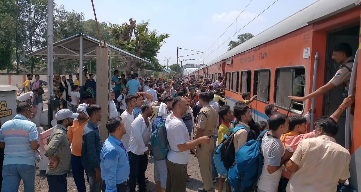 Sealdah Ajmer Express caught fire, passengers escaped by jumping from bogie