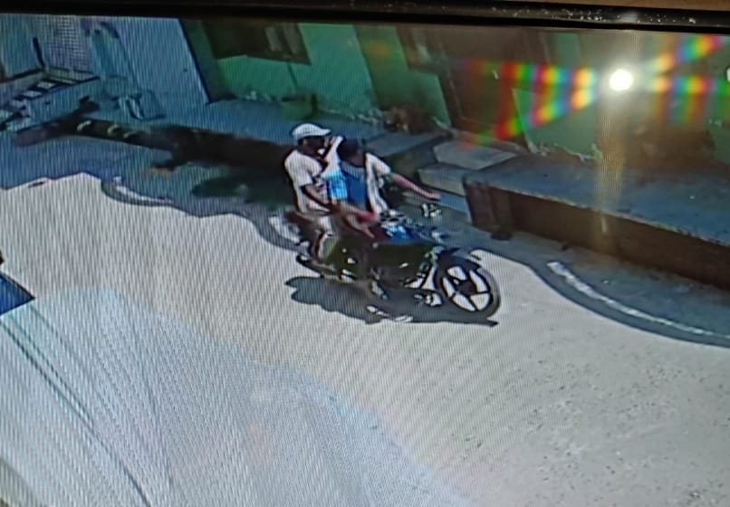 The miscreants looted the house on the pretext of selling carpets