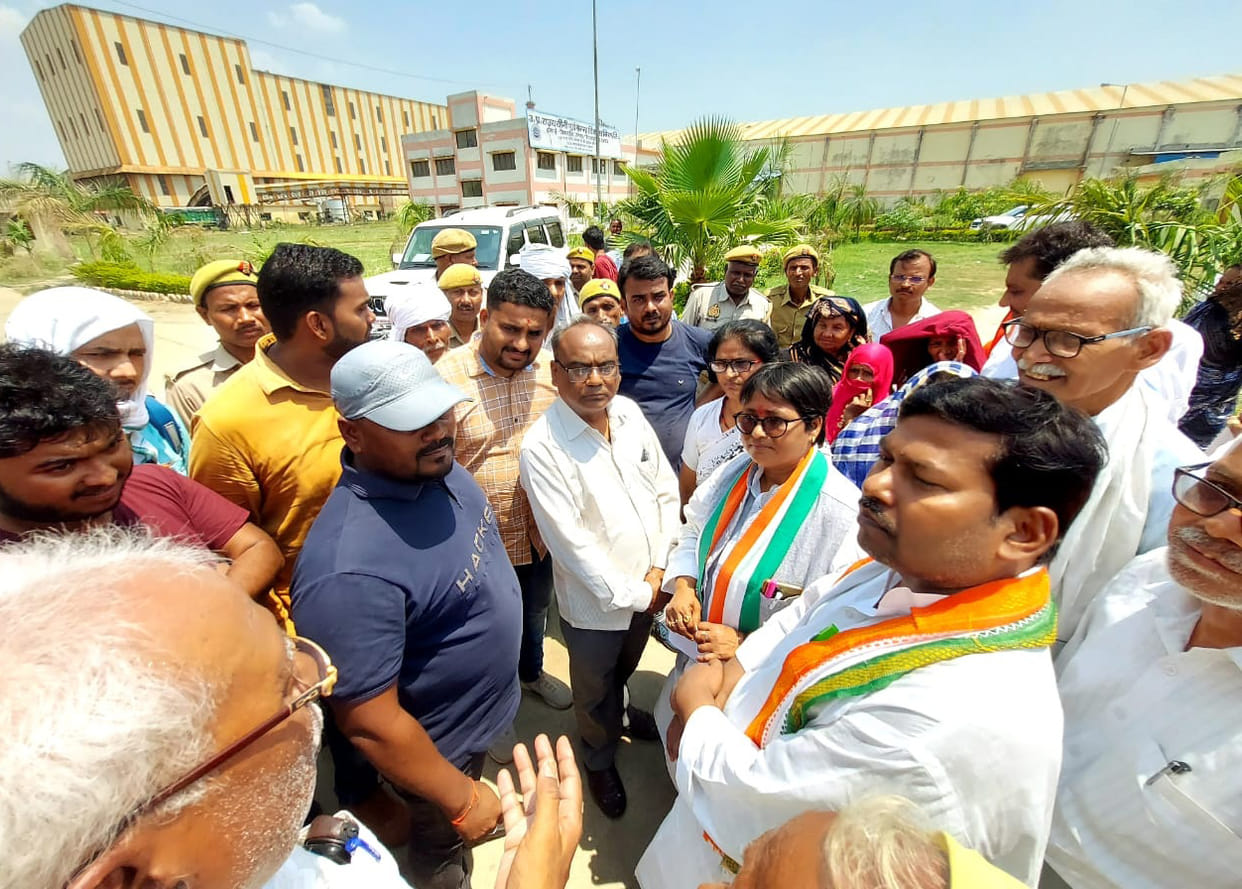 Congressmen met the workers protesting at the sugar mill