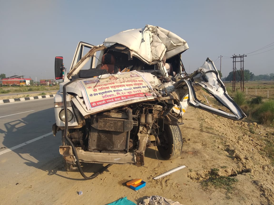 Pilgrim bus collides with truck, one killed, eight injured