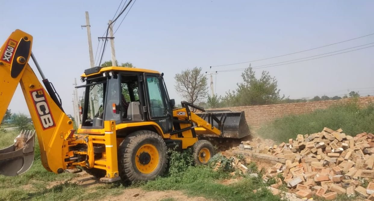 Bulldozer running on illegal colony being settled in seven acres