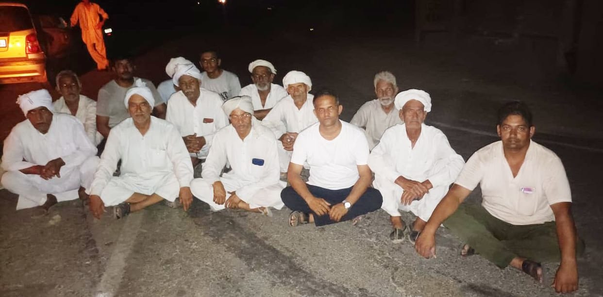 Road jam at three places in protest against lathicharge on farmers