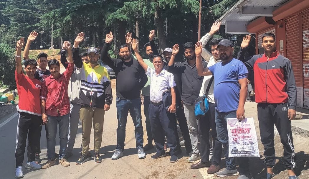 Villagers landed on the road leaving the construction of the motorway incomplete