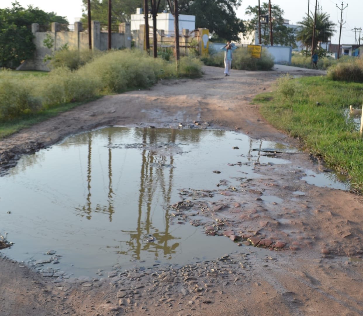 Contact road connecting bypass in bad condition