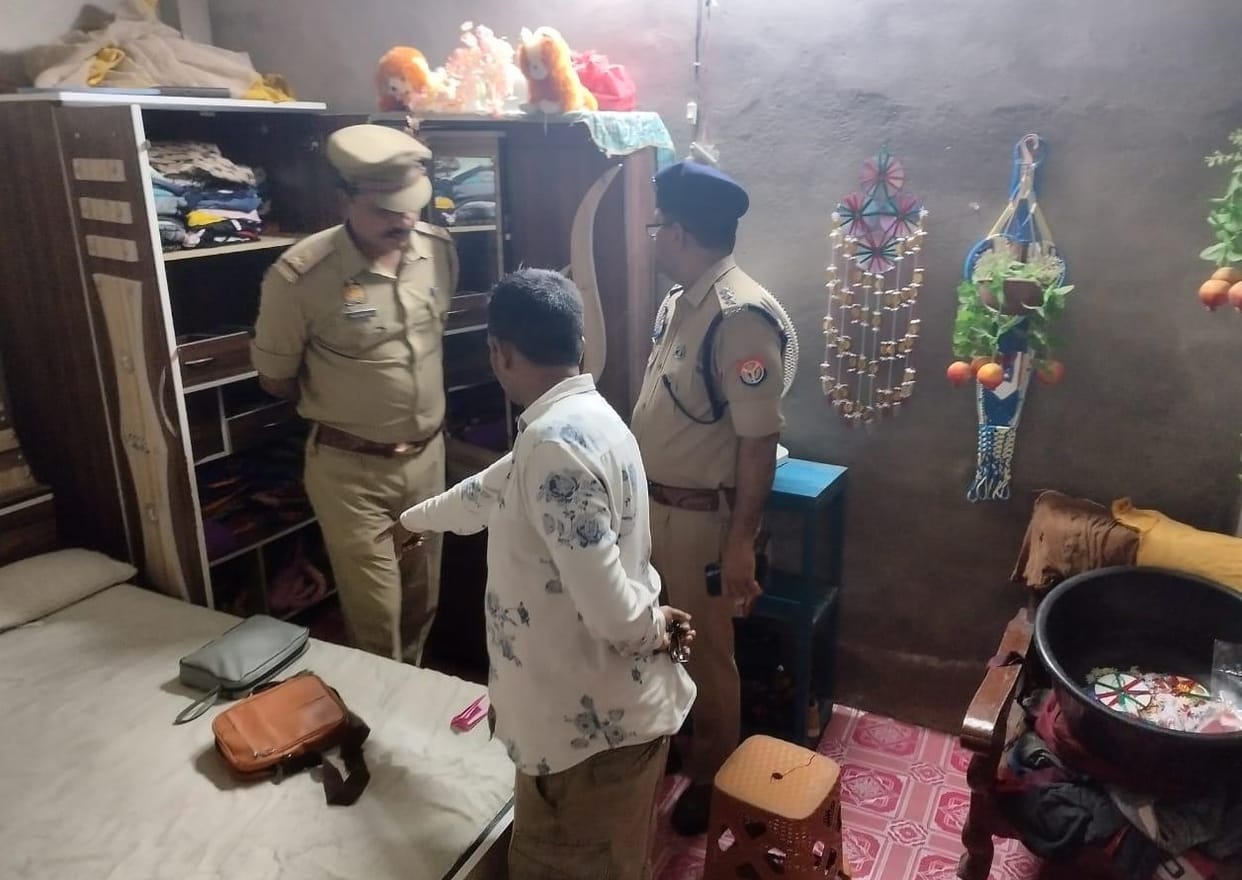 Thieves ransacked two houses in Nautanwan