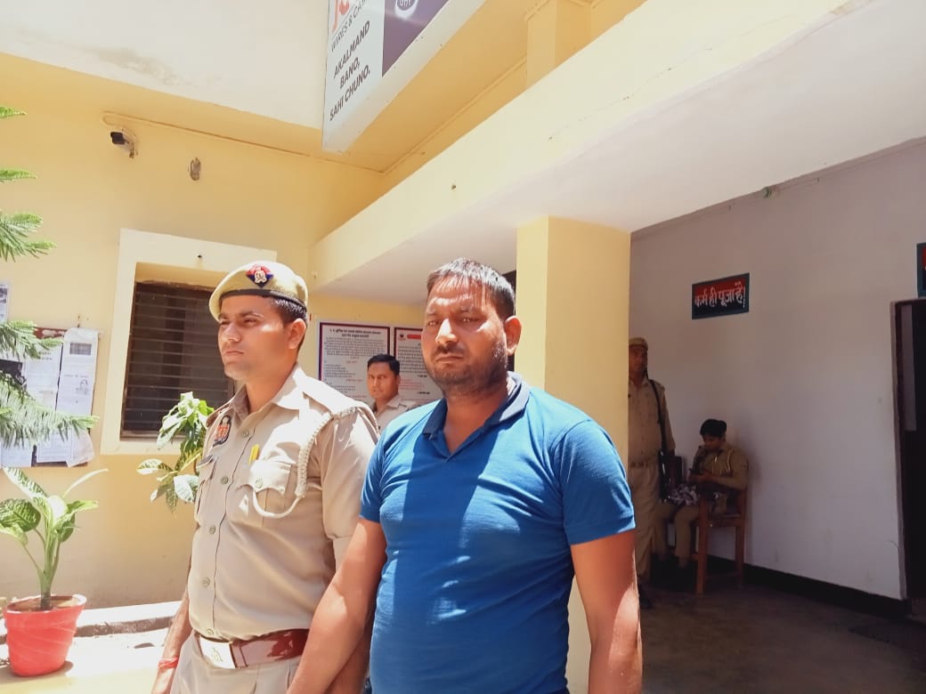 Crook caught with 100 stolen mobile phones worth 15 lakhs