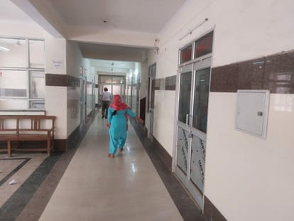 No doctor in trauma center, patients getting plaster