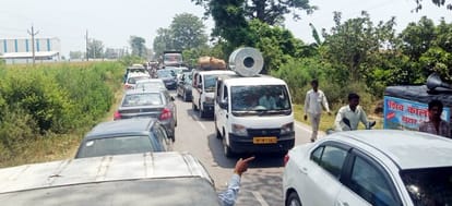 Long jam while cutting trees from the highway side in Puwayan