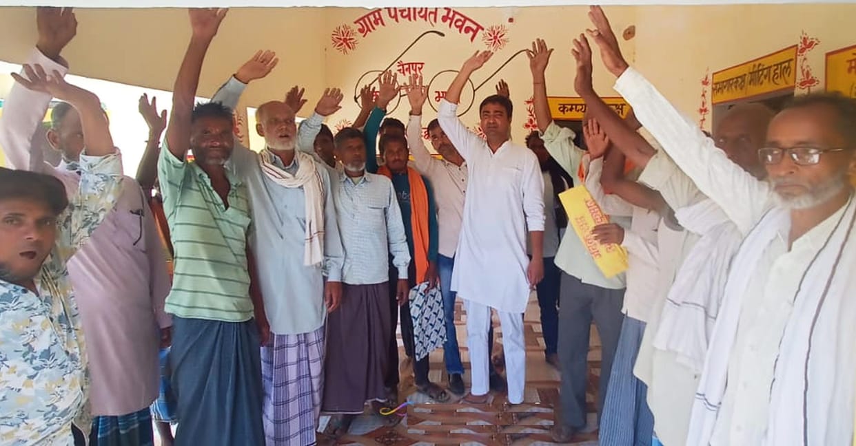 Employees did not reach the camp, demonstration of farmers