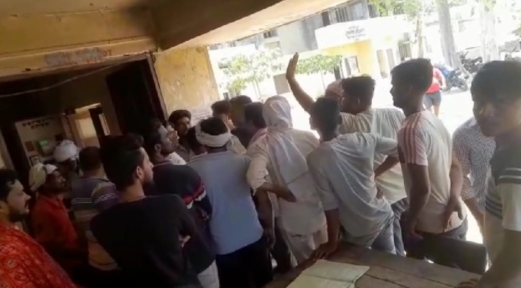 The electricity of the Chowk ward was buzzing all night, angry people created ruckus at the sub-centre