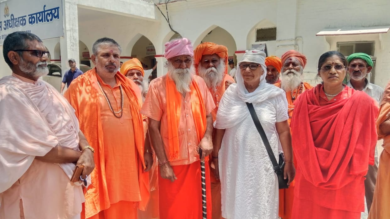 Sadhu-saint met SSP, demanded fair investigation