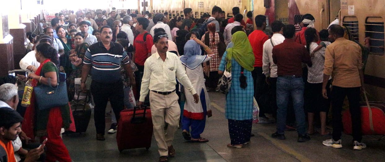 Crowd in trains increased due to summer vacation, seats are not available
