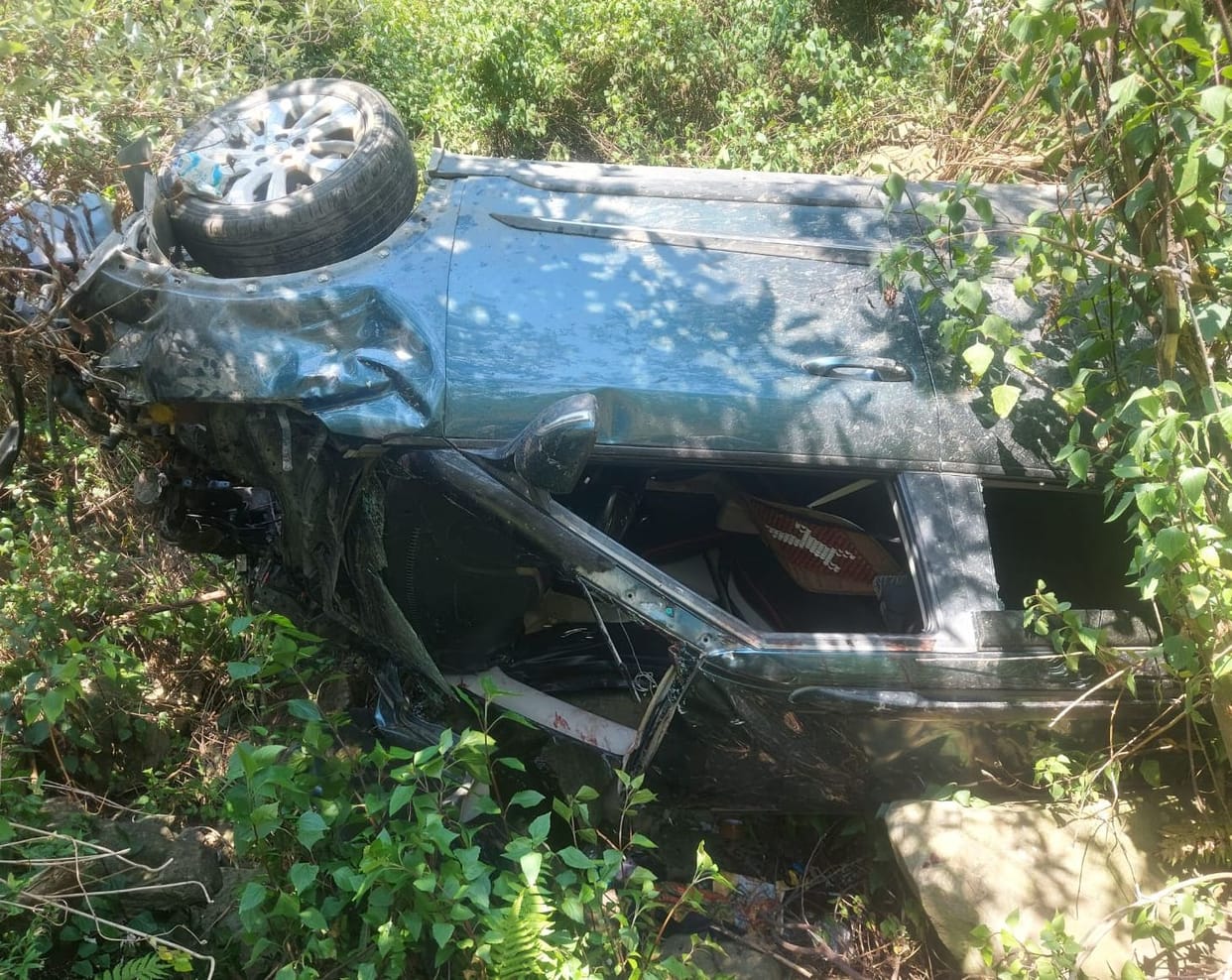 Car fell into 100 meter ditch, husband and wife injured