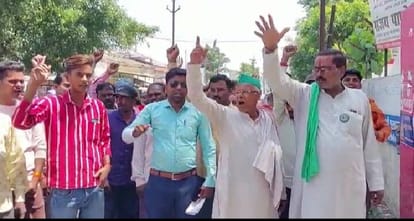 Bhakiyu protested against police at Kotwali gate