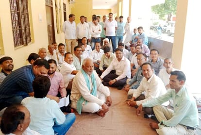 Locks hanging in the tehsil in protest against the fight with Naib Tehsildar