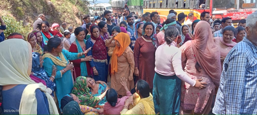 The speed of vehicles stopped for four hours, relatives kept crying