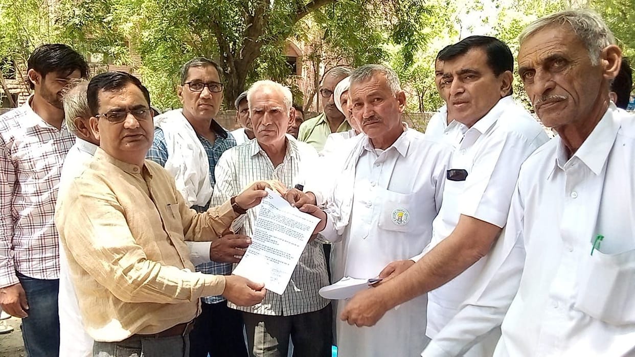 Farmers protest for not getting compensation for bad crops