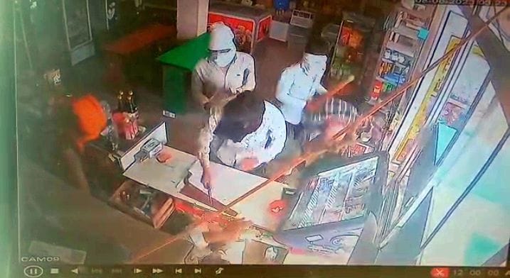 Attacked the shopkeeper and looted the cash and chain in one minute 26 seconds
