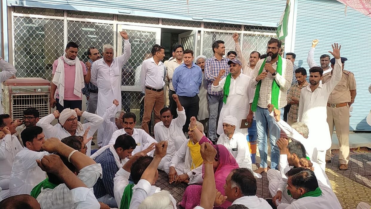 In Nathusari Chopta, farmers surrounded the tehsil office and stalled the work for five hours.