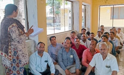 Fighting with employment servants and MNREGA workers, picketing started