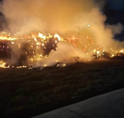 Budaun News: एचपीसीएल के प्लांट में रखी पराली में लगी आग Stubble kept on fire in HPCL plant