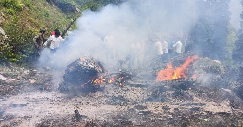 200 tourists in 50 vehicles were stranded near Ranikot for three hours