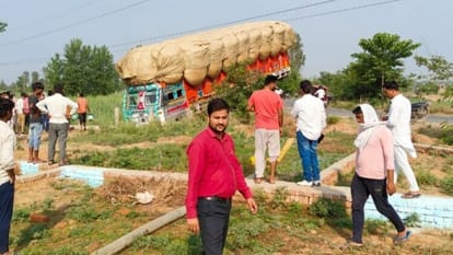 Husk laden truck damaged 220 KVA line, Tilhar power failure