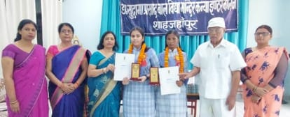 Honored girl students who participated in the discussion on the examination