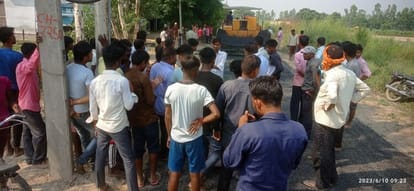 Gravel crumbling on the road under construction, villagers demonstrated