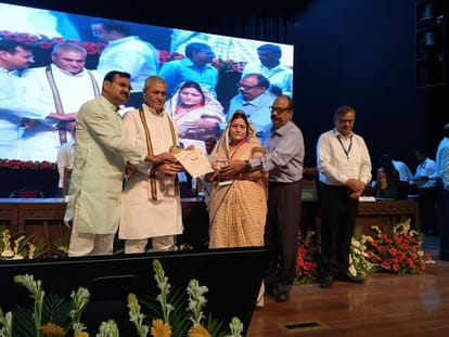 Five people honored for their remarkable contribution in the field of sugarcane production