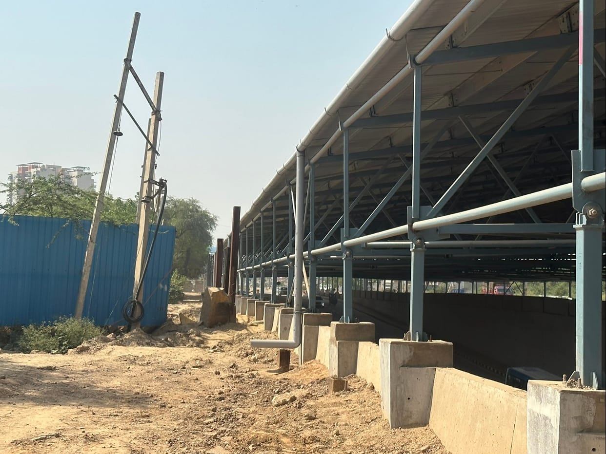 Builder put tin shed on service road land