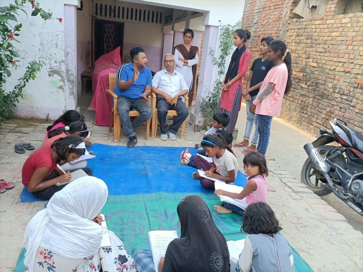 Volunteer teaching students in summer camp