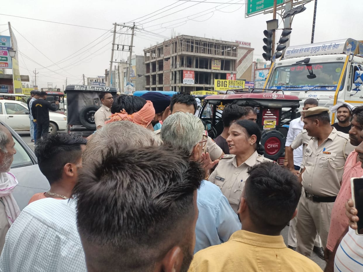 E-rickshaw drivers did road jam, accused auto drivers