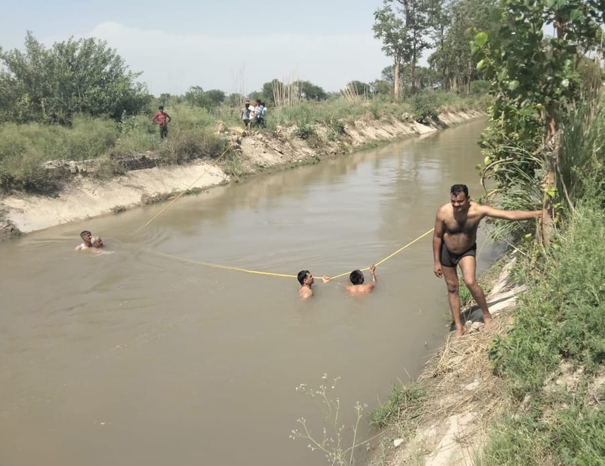 Teenager drowned in canal with friends